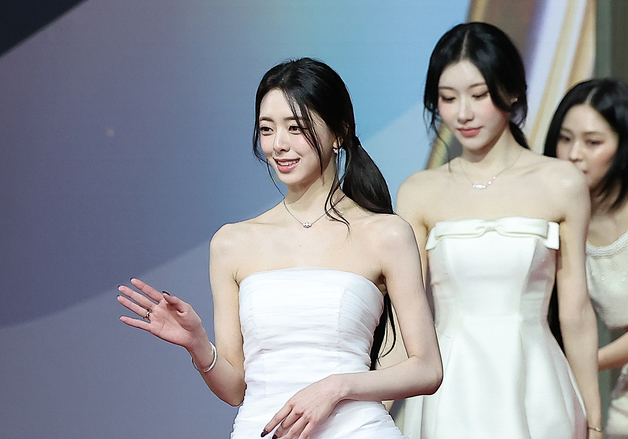 있지 유나·채령, 우아한 발걸음