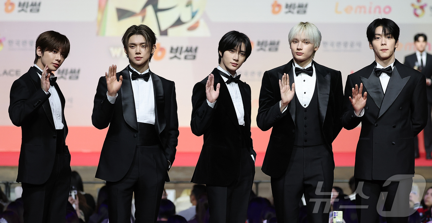 (인천=뉴스1) 김진환 기자 = 보이그룹 투모로우바이투게더(TXT)가 25일 인천 영종도 인스파이어에서 열린 ‘2025 SBS 가요대전' 레드카펫 행사에 참석해 포즈를 취하고 있다 …