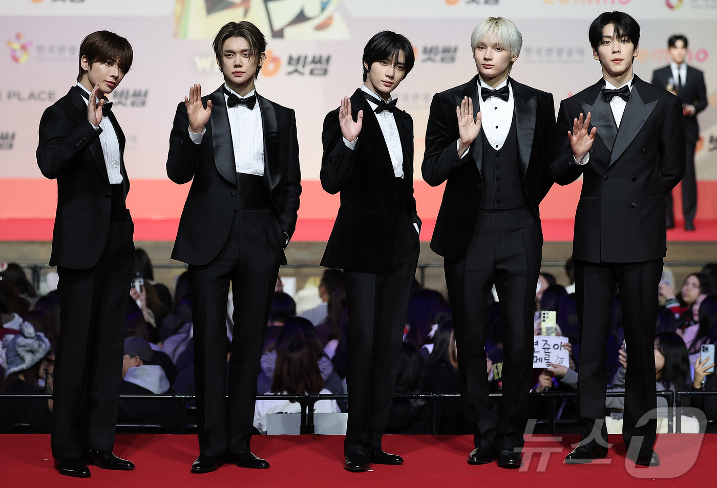 (인천=뉴스1) 김진환 기자 = 보이그룹 투모로우바이투게더(TXT)가 25일 인천 영종도 인스파이어에서 열린 ‘2025 SBS 가요대전' 레드카펫 행사에 참석해 포즈를 취하고 있다 …