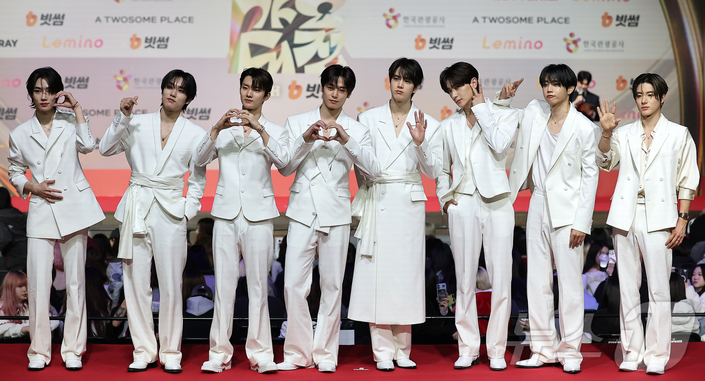 (인천=뉴스1) 김진환 기자 = 보이그룹 더 보이즈가 25일 인천 영종도 인스파이어에서 열린 ‘2025 SBS 가요대전' 레드카펫 행사에 참석해 포즈를 취하고 있다. 2025.12 …