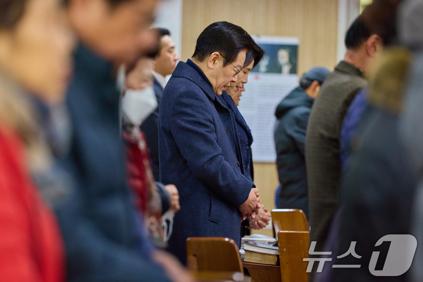 (서울=뉴스1) 이재명 기자 = 이재명 대통령과 김혜경 여사가 25일 인천 계양구 해인교회에서 열린 성탄 예배에서 기도를 하고 있다. (대통령실 제공. 재판매 및 DB 금지) 20 …
