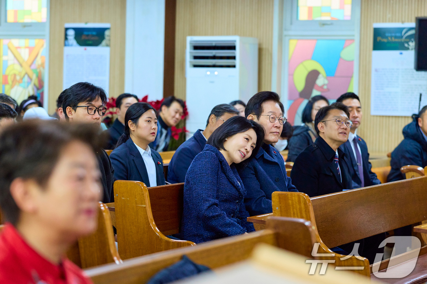 (서울=뉴스1) 이재명 기자 = 이재명 대통령과 김혜경 여사가 25일 인천 계양구 해인교회에서 성탄 예배를 하고 있다. (대통령실 제공. 재판매 및 DB 금지) 2025.12.25 …