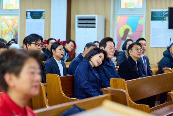 성탄절 예배 참석한 이재명 대통령·김혜경 여사
