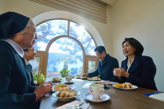 인천교회·명동성당 찾은 李대통령…성탄절 희망·사회통합 메시지(종합)