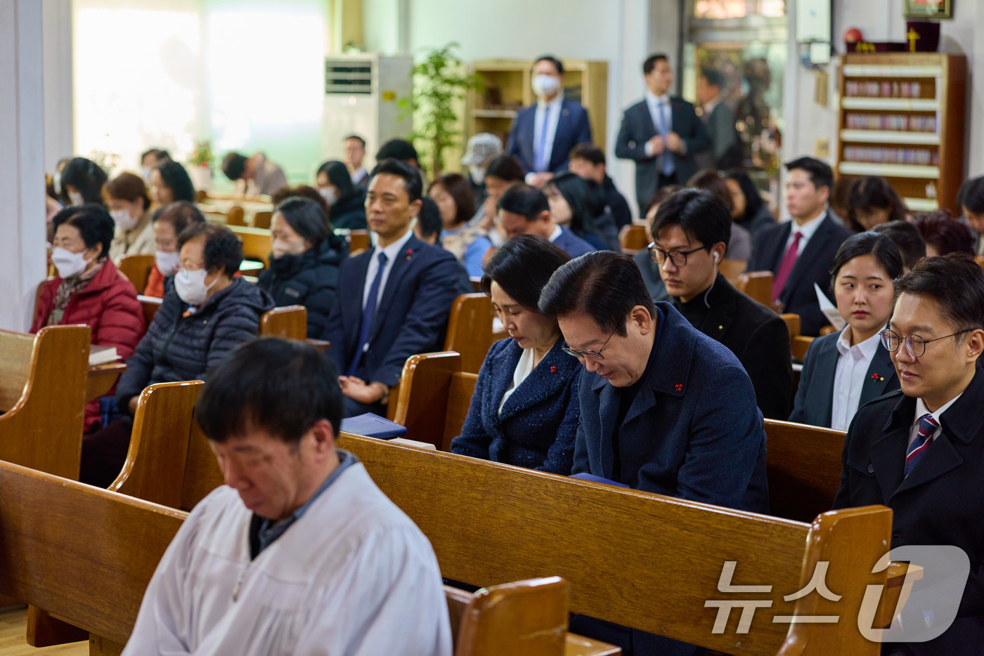 (서울=뉴스1) 이재명 기자 = 이재명 대통령과 김혜경 여사가 25일 인천 계양구 해인교회에서 열린 성탄 예배에서 기도를 하고 있다. (대통령실 제공. 재판매 및 DB 금지) 20 …