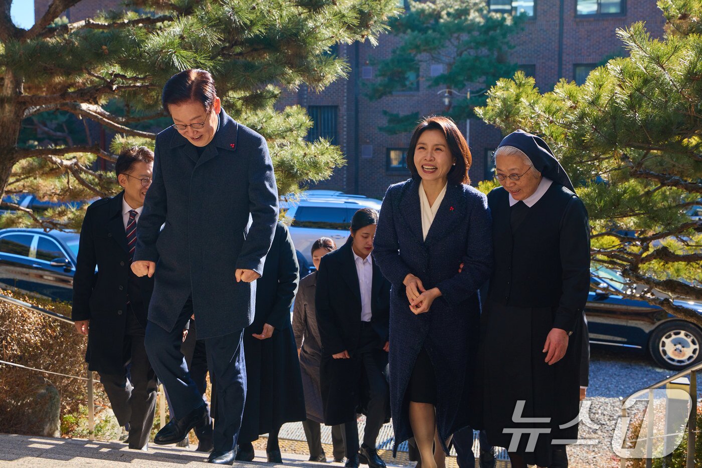 본문 이미지 - 이재명 대통령과 김혜경 여사가 25일 인천 계양구 노틀담 수녀원을 찾아 수녀님들과 성탄 인사를 나누기 위해 발걸음을 옮기고 있다. (대통령실 제공. 재판매 및 DB 금지) 2025.12.25/뉴스1 ⓒ News1 이재명 기자