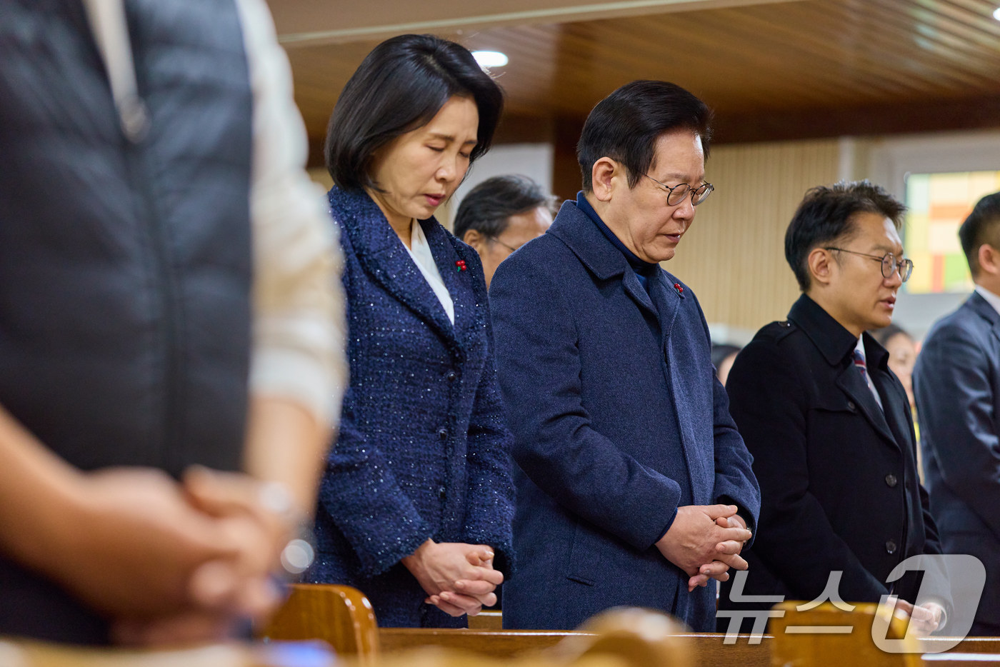 (서울=뉴스1) 이재명 기자 = 이재명 대통령과 김혜경 여사가 25일 인천 계양구 해인교회에서 열린 성탄 예배에서 기도를 하고 있다. (대통령실 제공. 재판매 및 DB 금지) 20 …