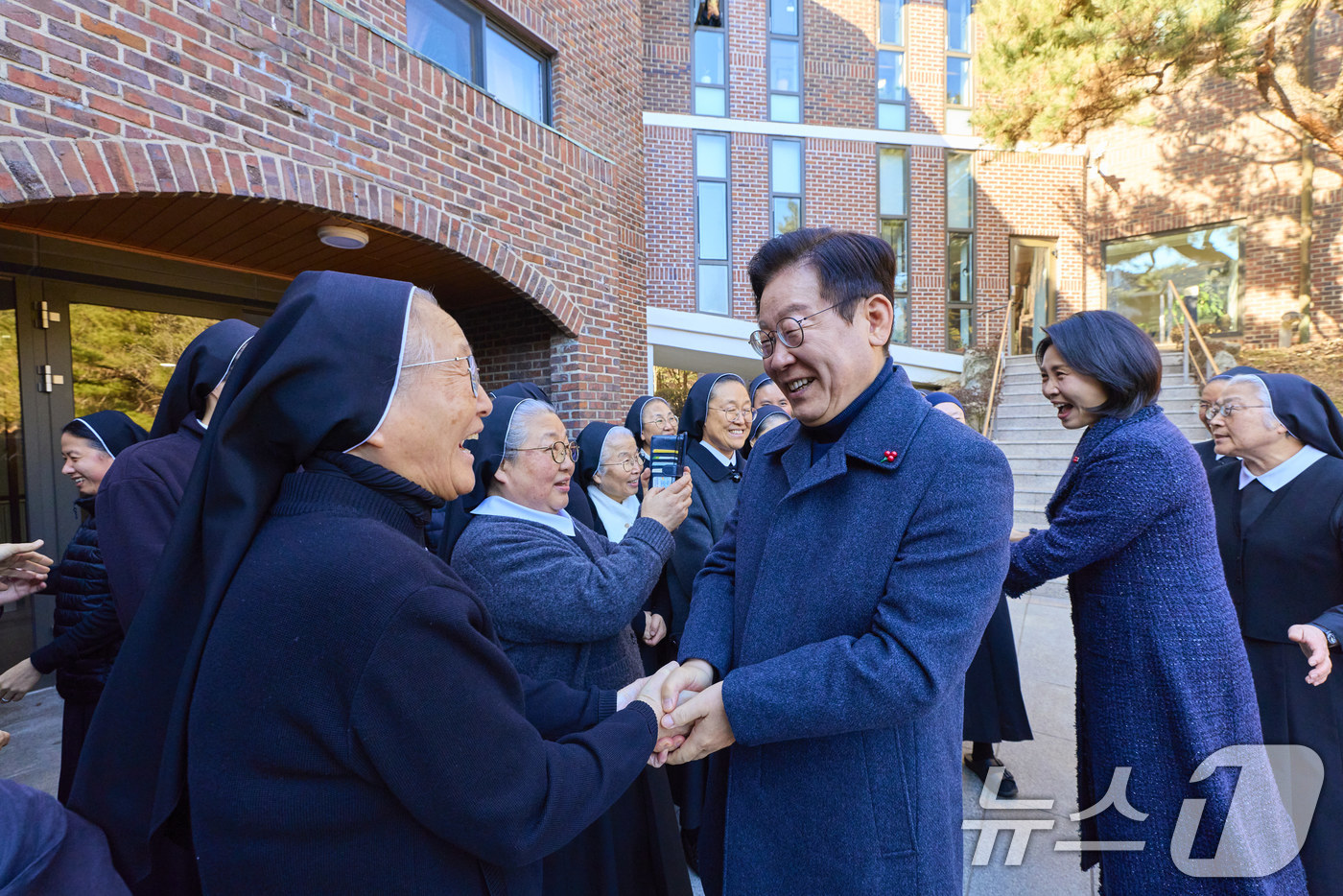 (서울=뉴스1) 이재명 기자 = 이재명 대통령과 김혜경 여사가 25일 인천 계양구 노틀담 수녀원을 찾아 수녀님들과 성탄 인사를 나누고 있다. (대통령실 제공. 재판매 및 DB 금지 …