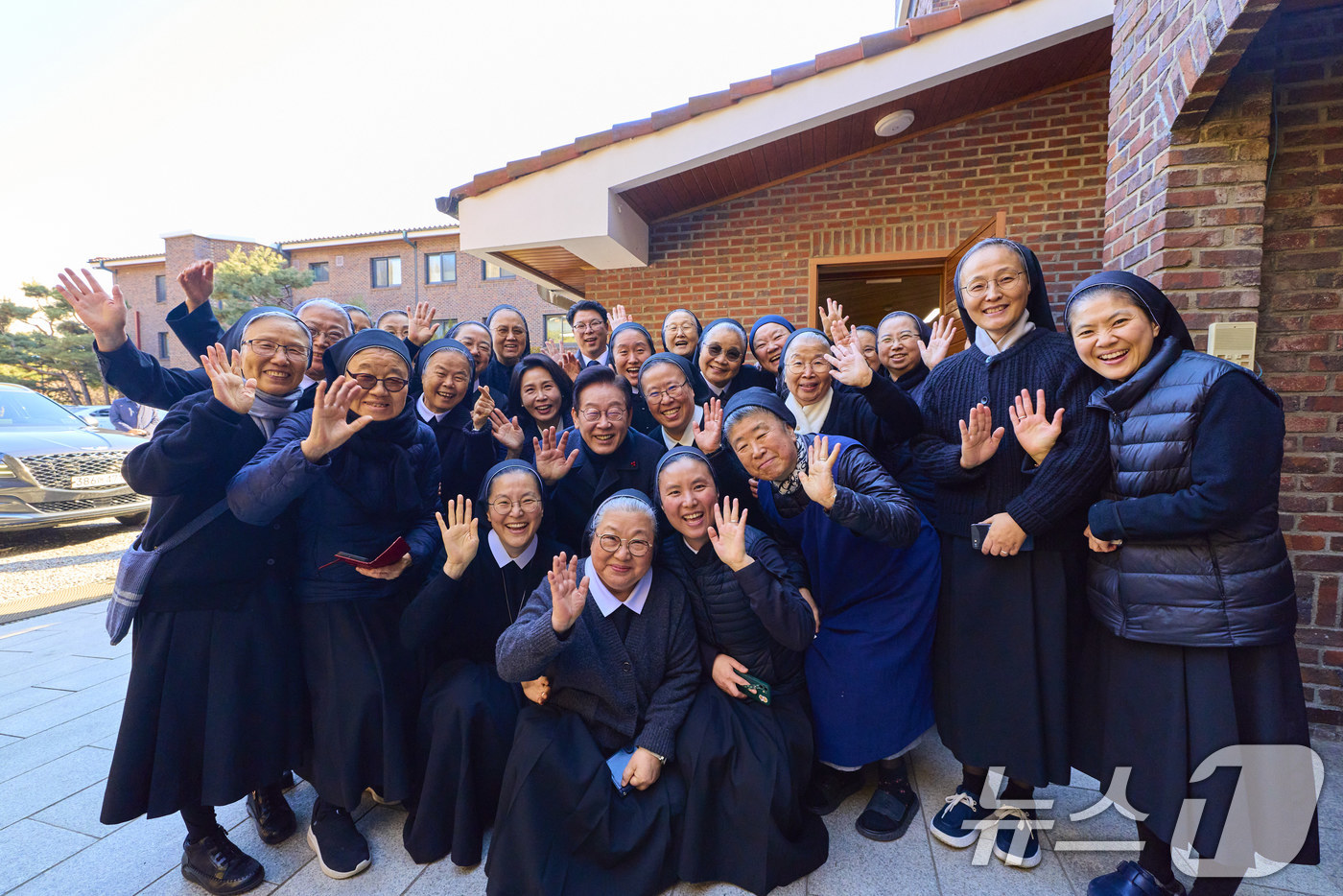 (서울=뉴스1) 이재명 기자 = 이재명 대통령과 김혜경 여사가 25일 인천 계양구 노틀담 수녀원을 찾아 수녀님들과 기념촬영을 하고 있다. (대통령실 제공. 재판매 및 DB 금지) …