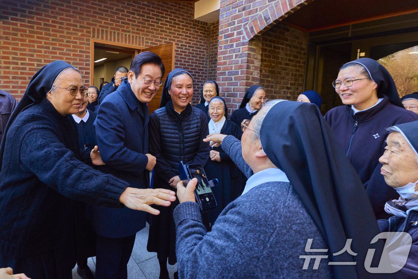 (서울=뉴스1) 이재명 기자 = 이재명 대통령이 25일 인천 계양구 노틀담 수녀원을 찾아 수녀님들과 성탄 인사를 나누고 있다. (대통령실 제공. 재판매 및 DB 금지) 2025.1 …