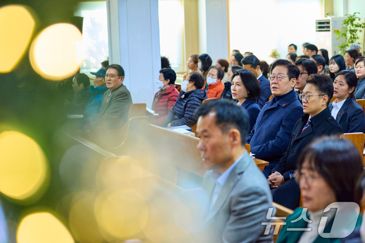 (서울=뉴스1) 이재명 기자 = 이재명 대통령과 김혜경 여사가 25일 인천 계양구 해인교회에서 성탄 예배를 하고 있다. (대통령실 제공. 재판매 및 DB 금지) 2025.12.25 …