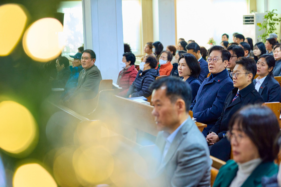 성탄절 교회 찾은 이재명 대통령·김혜경 여사