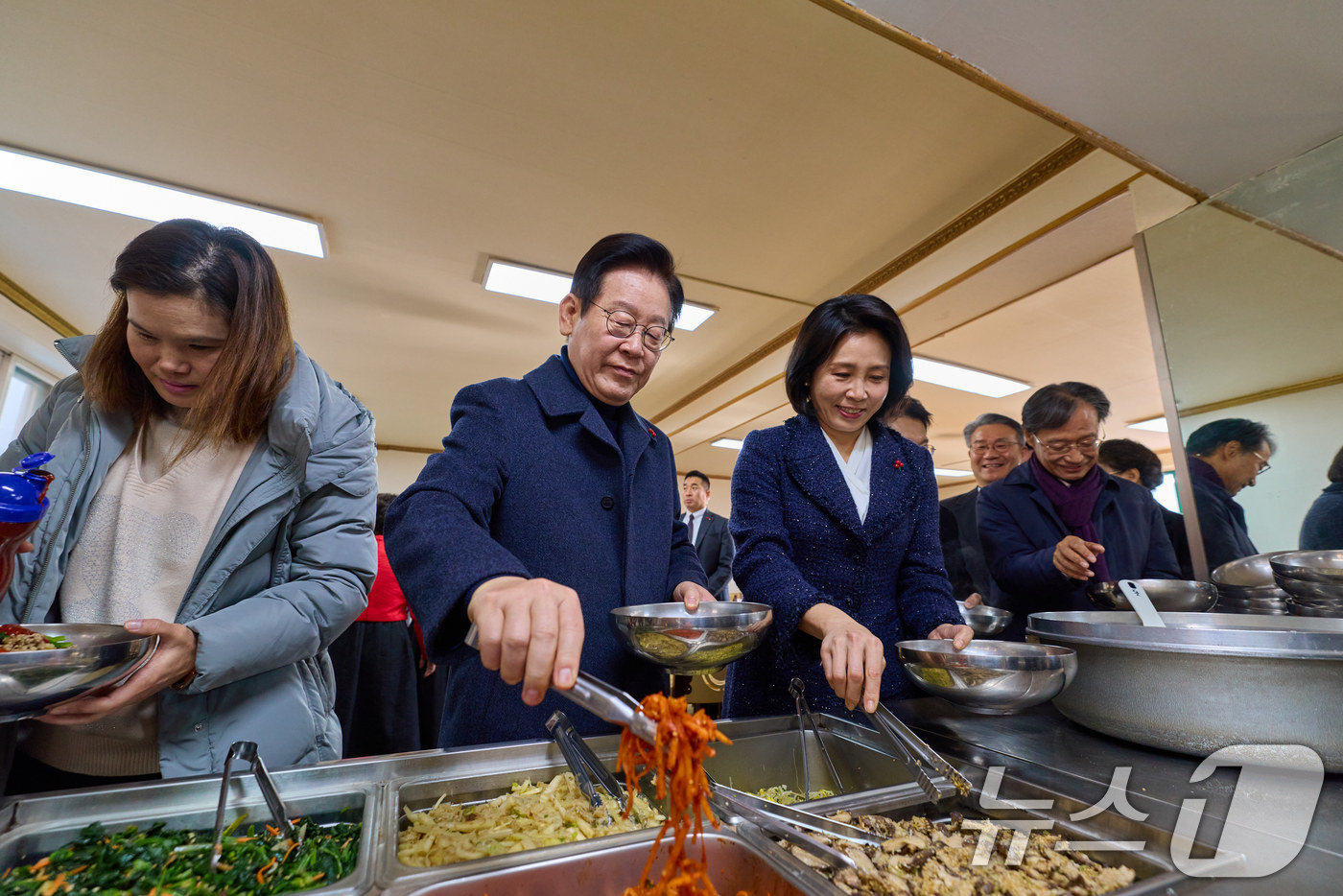 (서울=뉴스1) 이재명 기자 = 이재명 대통령과 김혜경 여사가 25일 인천 계양구 해인교회에서 열린 성탄 예배를 마친 후 오찬을 하고 있다. (대통령실 제공. 재판매 및 DB 금지 …
