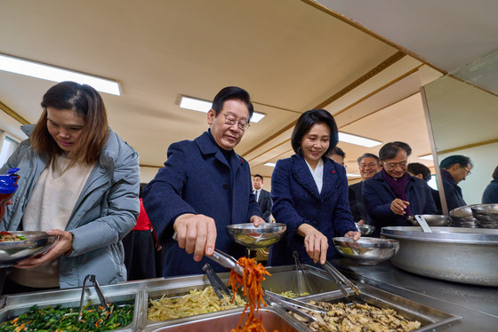 李대통령 내외 인천 해인교회서 성탄 예배…노동자 모금으로 설립한 곳