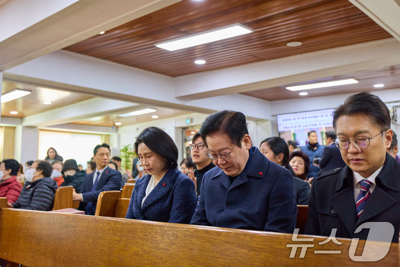 (서울=뉴스1) 이재명 기자 = 이재명 대통령과 김혜경 여사가 25일 인천 계양구 해인교회에서 열린 성탄 예배에서 기도를 하고 있다. (대통령실 제공. 재판매 및 DB 금지) 20 …
