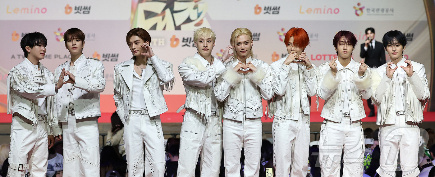 (인천=뉴스1) 김진환 기자 = 보이그룹 스트레이키즈가 25일 인천 영종도 인스파이어에서 열린 ‘2025 SBS 가요대전' 레드카펫 행사에 참석해 포즈를 취하고 있다. 2025.1 …