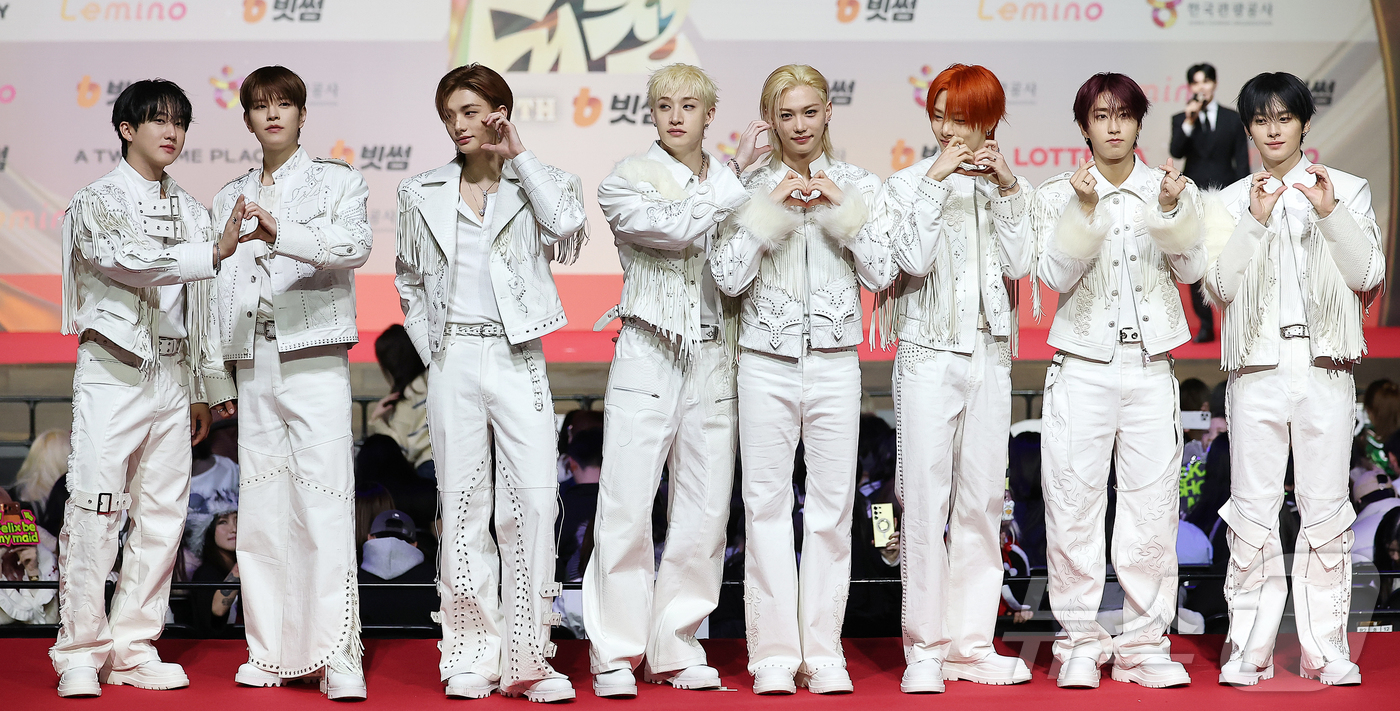 (인천=뉴스1) 김진환 기자 = 보이그룹 스트레이키즈가 25일 인천 영종도 인스파이어에서 열린 ‘2025 SBS 가요대전' 레드카펫 행사에 참석해 포즈를 취하고 있다. 2025.1 …