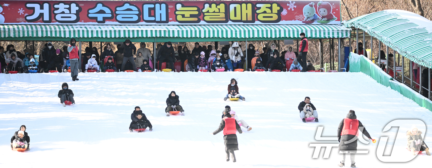 (서울=뉴스1) = 크리스마스인 25일 경남 거창군 위천면 수승대 눈썰매장에서 부모들과 어린이들이 눈썰매를 즐기고 있다. (거창군 제공. 재판매 및 DB 금지) 2025.12.25 …