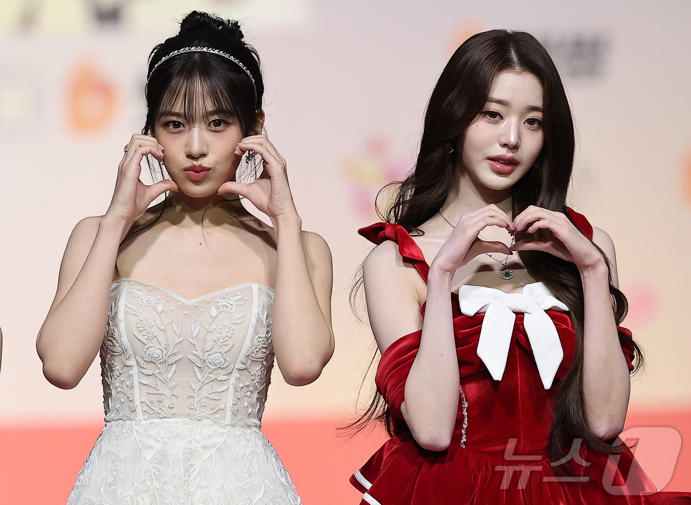 (인천=뉴스1) 김진환 기자 = 걸그룹 아이브 안유진과 장원영(오른쪽)이 25일 인천 영종도 인스파이어에서 열린 ‘2025 SBS 가요대전' 레드카펫 행사에 참석해 포즈를 취하고 …