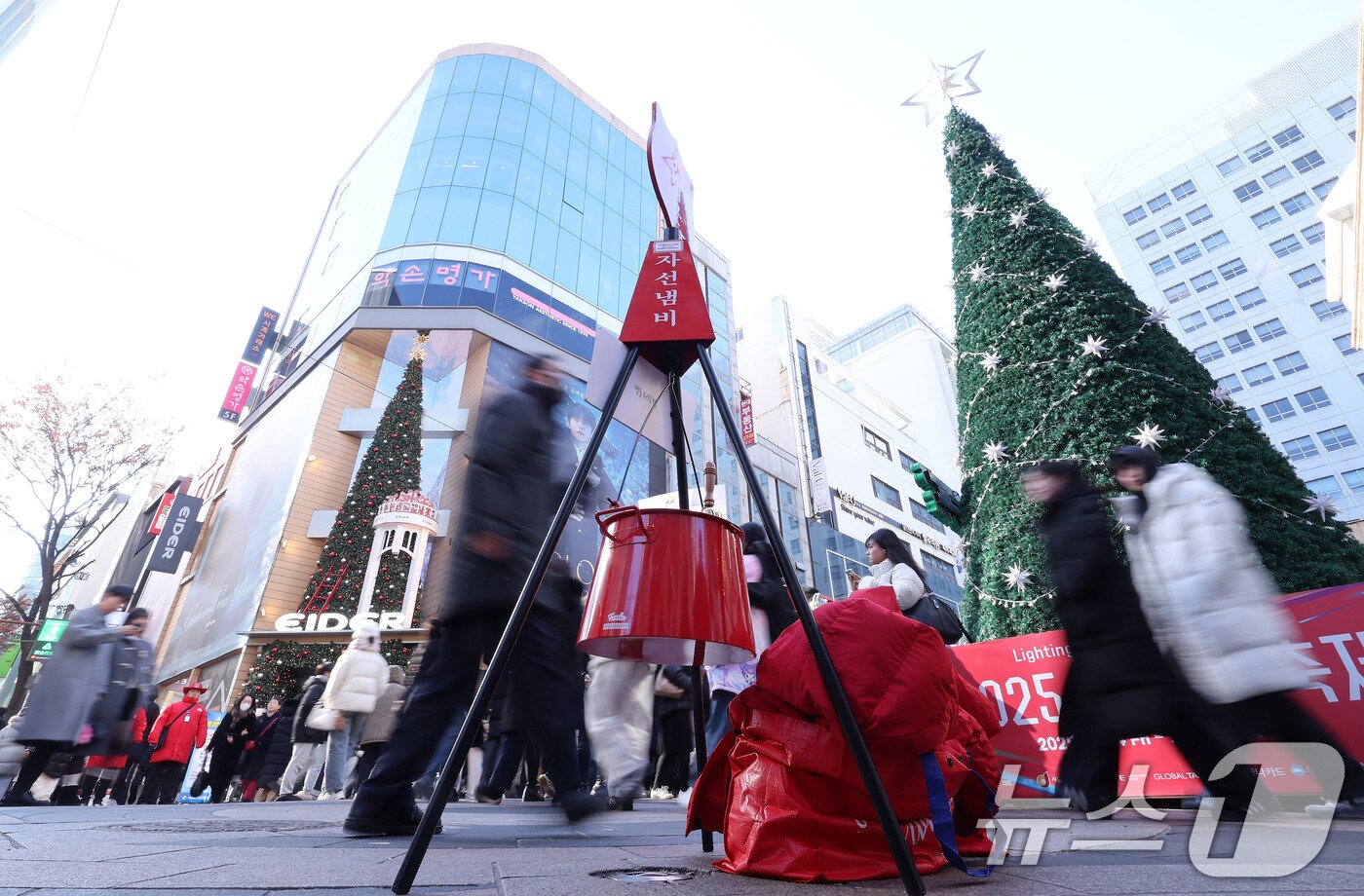 본문 이미지 - 크리스마스인 25일 서울 중구 명동거리에 구세군 자선냄비가 놓여 있다. 2025.12.25/뉴스1 ⓒ News1 박지혜 기자