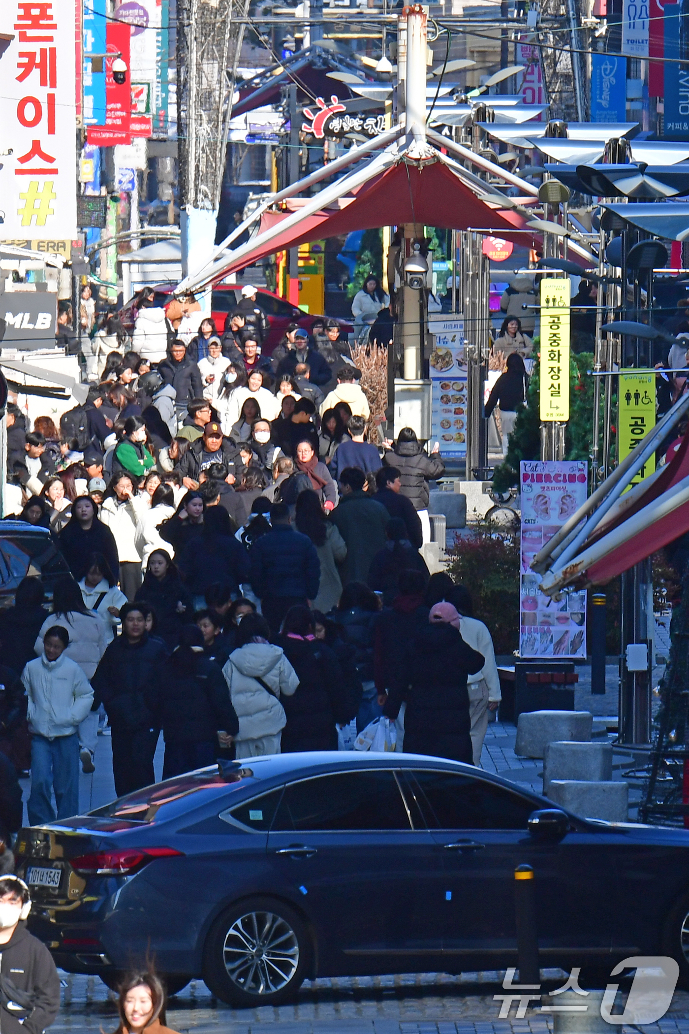 (포항=뉴스1) 최창호 기자 = 성탄절인 25일 경북 포항시 중앙상가에서 시민들이 휴일을 즐기고 있다.    2025.12.25/뉴스1