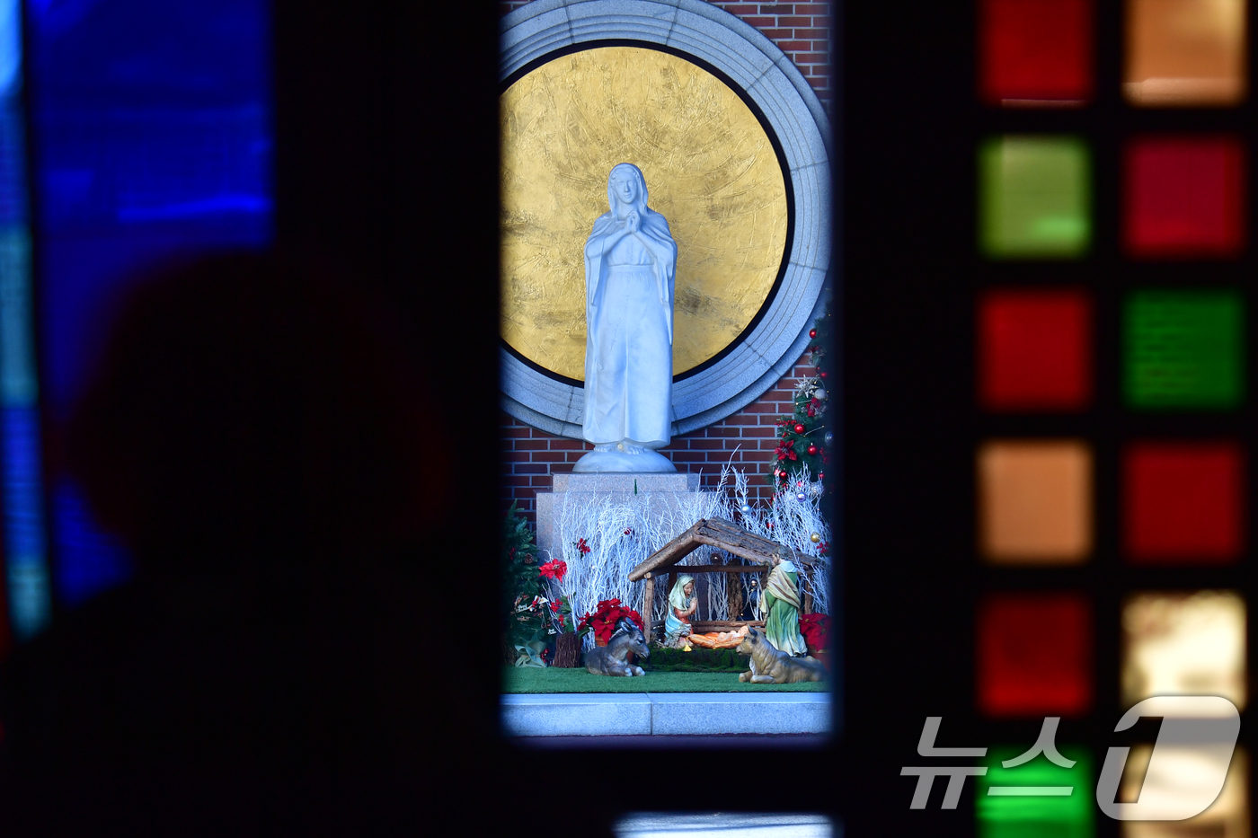 (포항=뉴스1) 최창호 기자 = 성탄절인 25일 대구대교구 포항 죽도성당 앞 마당에  아기예수 구유가 마련돼 있다.  2025.12.25/뉴스1