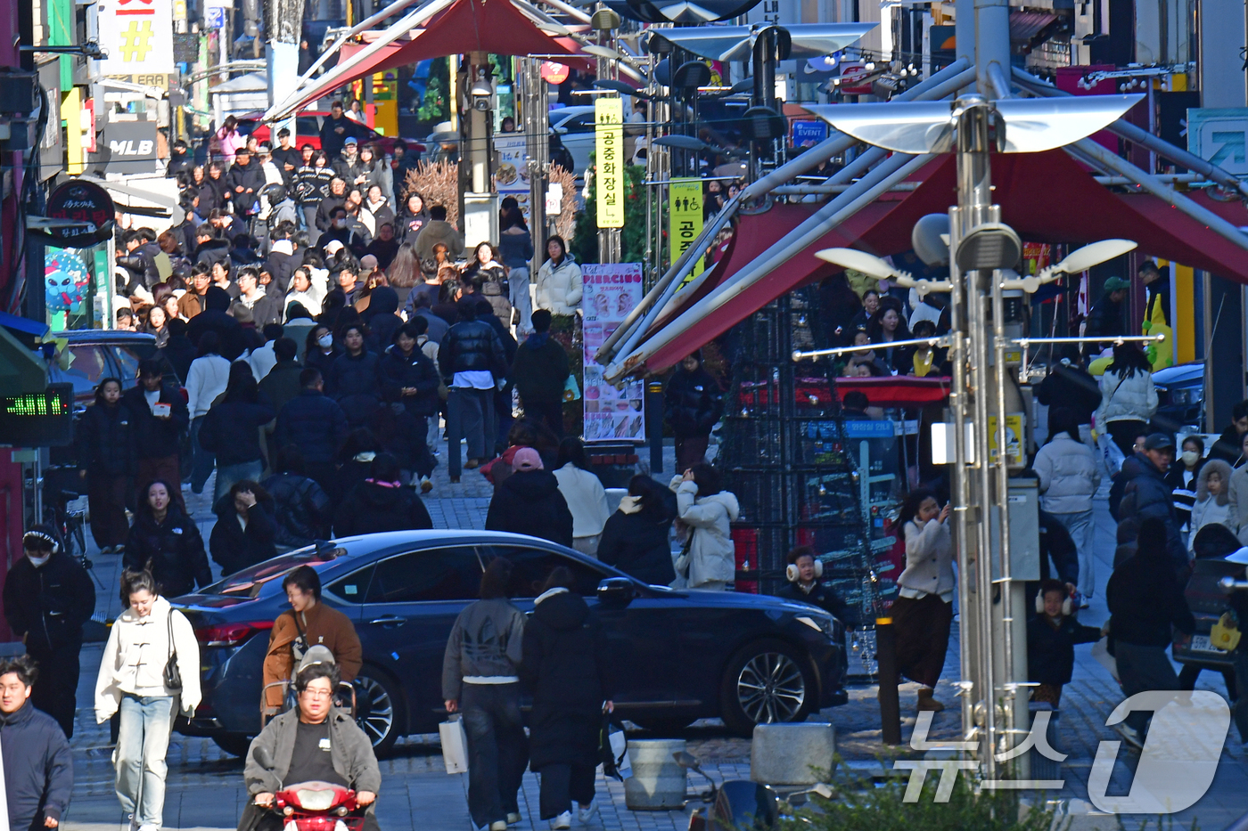 (포항=뉴스1) 최창호 기자 = 성탄절인 25일 경북 포항시 중앙상가에서 시민들이 휴일을 즐기고 있다. 2025.12.25/뉴스1