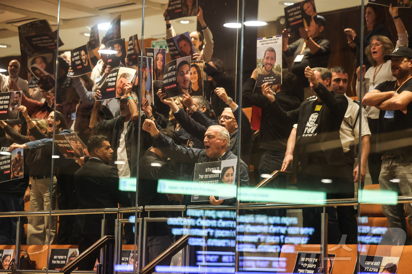 (예루살렘 로이터=뉴스1) 최종일 선임기자 = 24일(현지시간) 이스라엘 예루살렘에 있는 이스라엘 의회 본회의장 상단에서 '10월 위원회(October Council)' 회원들이 …