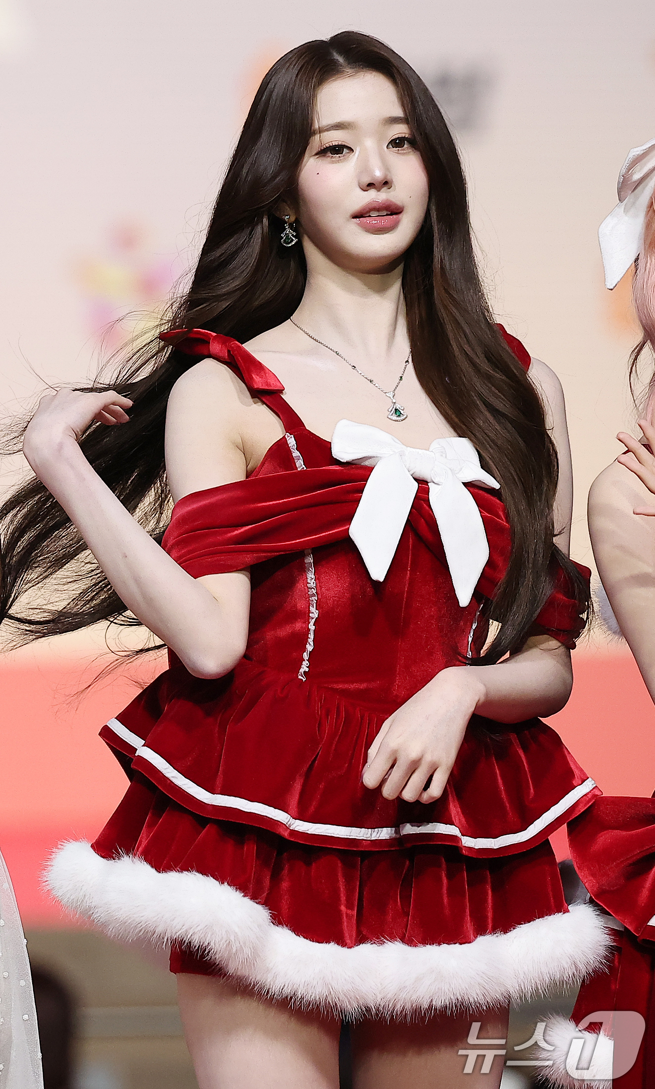 (인천=뉴스1) 김진환 기자 = 걸그룹 아이브의 장원영이 25일 인천 영종도 인스파이어에서 열린 ‘2025 SBS 가요대전' 레드카펫 행사에 참석해 포즈를 취하고 있다. 2025. …