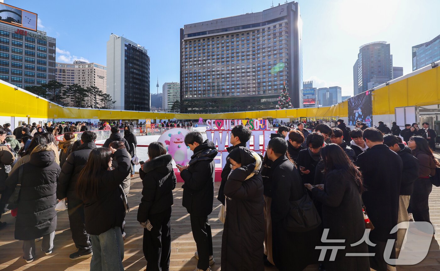 본문 이미지 - 크리스마스인 25일 서울광장 스케이트장을 찾은 시민들과 관광객들이 스케이트화를 교환하기 위해 줄 서 있다. 2025.12.25/뉴스1 ⓒ News1 안은나 기자