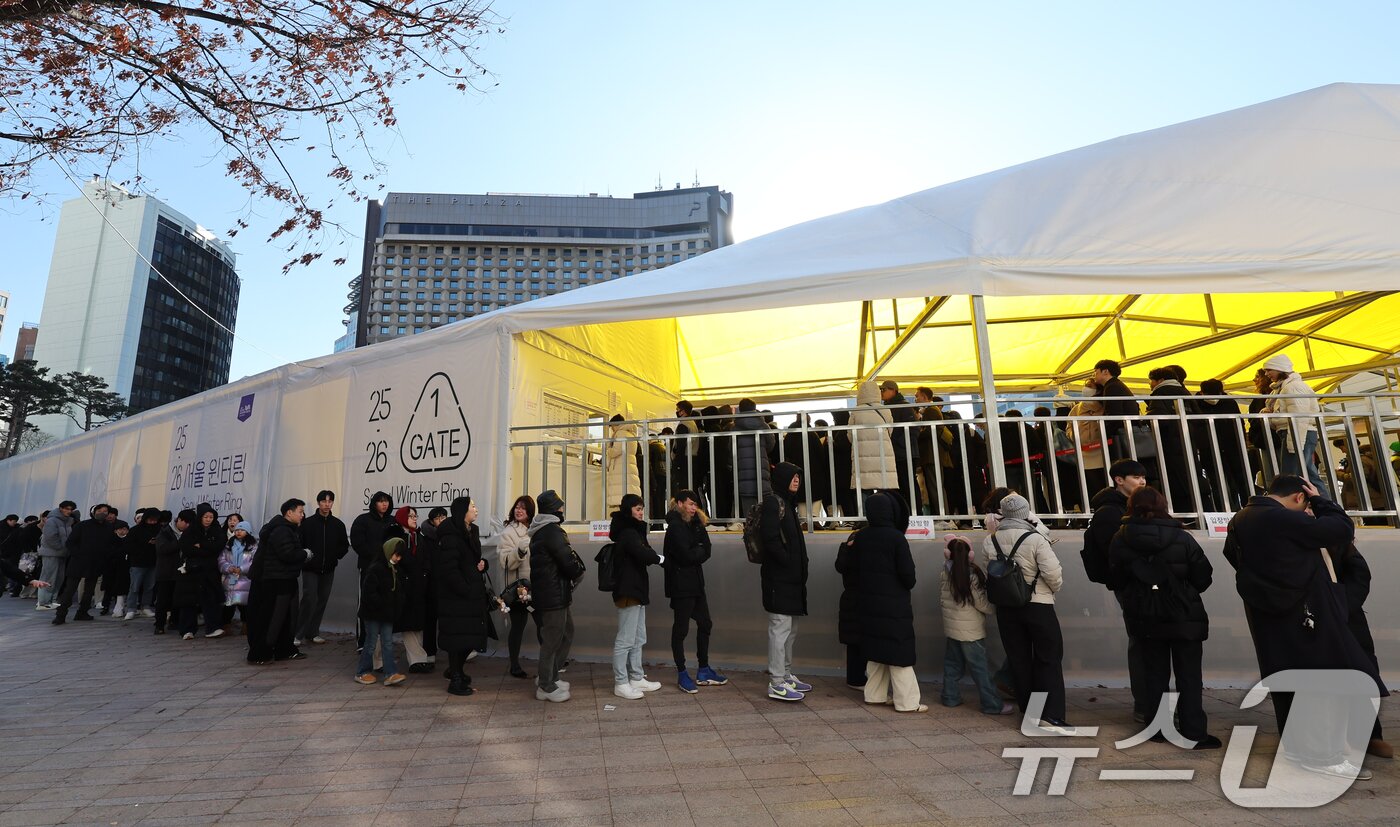 본문 이미지 - 크리스마스인 25일 서울광장 스케이트장을 찾은 시민들과 관광객들이 매표소에 줄 서 있다. 2025.12.25/뉴스1 ⓒ News1 안은나 기자