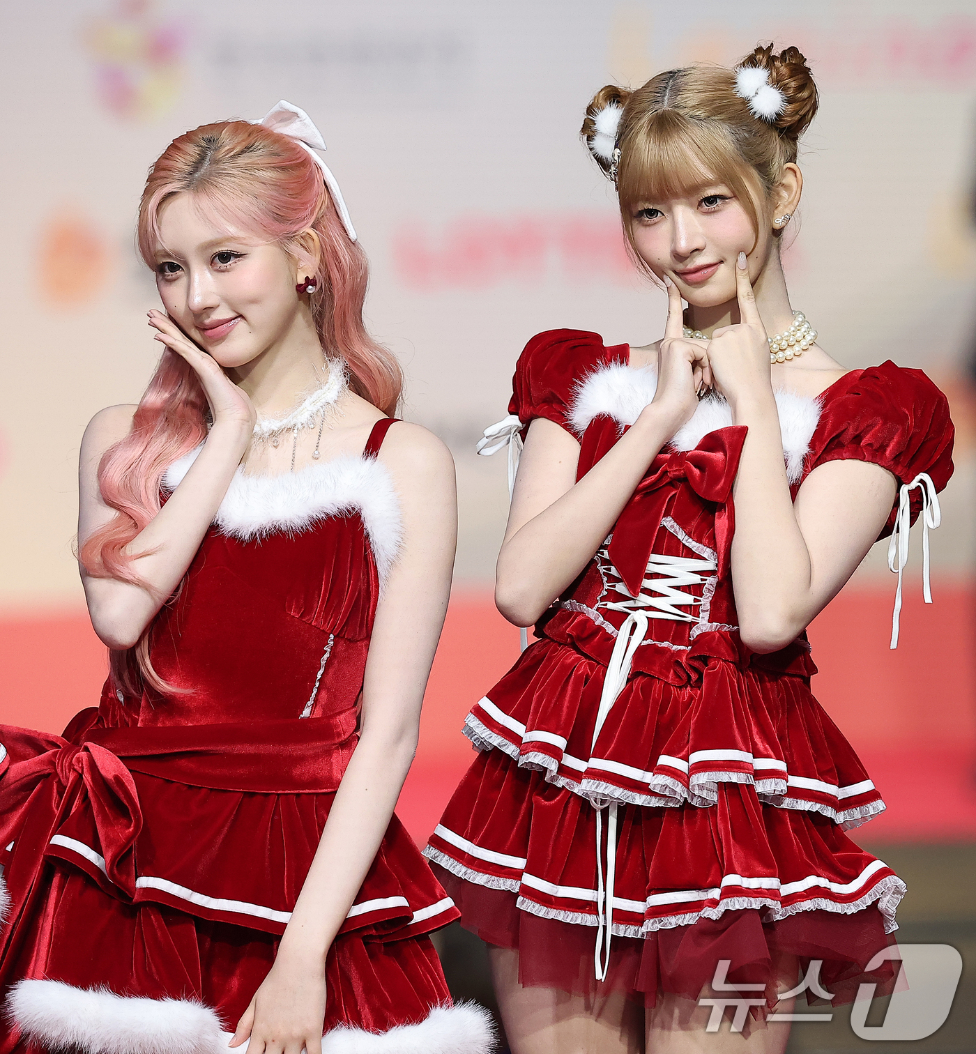 (인천=뉴스1) 김진환 기자 = 걸그룹 아이브의 가을과 레이가 25일 인천 영종도 인스파이어에서 열린 ‘2025 SBS 가요대전' 레드카펫 행사에 참석해 포즈를 취하고 있다. 20 …