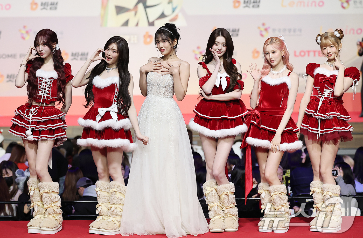 (인천=뉴스1) 김진환 기자 = 걸그룹 아이브 리즈(왼쪽부터)와 이서, 안유진, 장원영, 가을, 레이가 25일 인천 영종도 인스파이어에서 열린 ‘2025 SBS 가요대전' 레드카펫 …