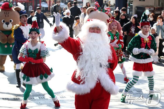 본문 이미지 - 성탄절인 25일 대구 달서구 테마파크 이월드에서 산타와 요정 공연팀이 시민들을 위한 크리스마스 퍼레이드를 펼치고 있다. 2025.12.25/뉴스1 ⓒ News1 공정식 기자