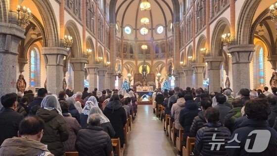 본문 이미지 - 25일 오전 10시 30분께 전북 전주시 완산구 전동성당에서 성탄절 기념 미사가 진행되고 있다.2025.12.25/뉴스1 ⓒ News1 문채연 기자