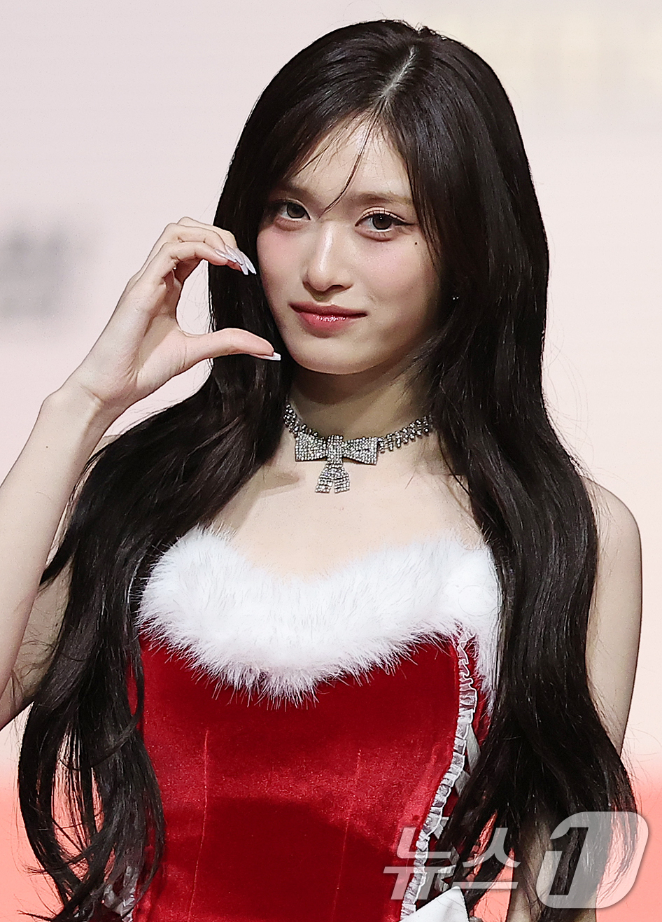 (인천=뉴스1) 김진환 기자 = 걸그룹 아이브의 이서가 25일 인천 영종도 인스파이어에서 열린 ‘2025 SBS 가요대전' 레드카펫 행사에 참석해 포즈를 취하고 있다. 2025.1 …