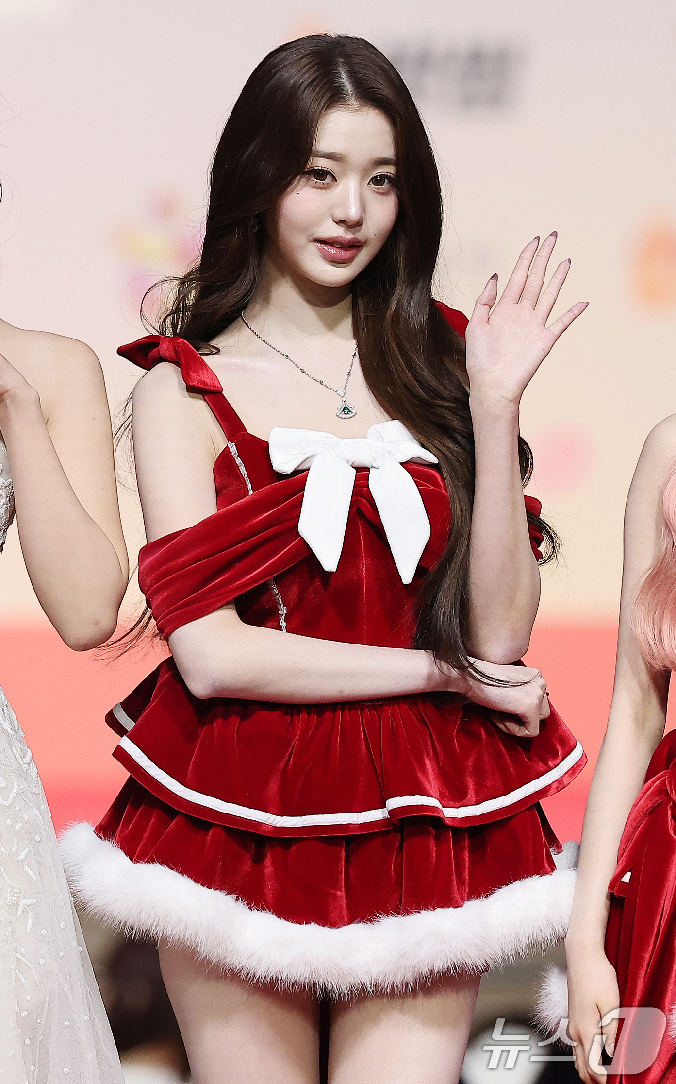 (인천=뉴스1) 김진환 기자 = 걸그룹 아이브의 장원영이 25일 인천 영종도 인스파이어에서 열린 ‘2025 SBS 가요대전' 레드카펫 행사에 참석해 포즈를 취하고 있다. 2025. …