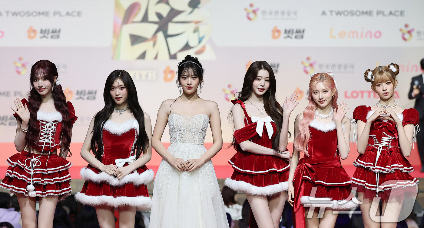 (인천=뉴스1) 김진환 기자 = 걸그룹 아이브 리즈(왼쪽부터)와 이서, 안유진, 장원영, 가을, 레이가 25일 인천 영종도 인스파이어에서 열린 ‘2025 SBS 가요대전' 레드카펫 …