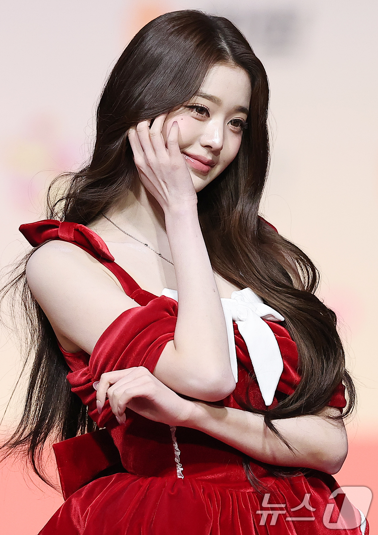 (인천=뉴스1) 김진환 기자 = 걸그룹 아이브의 장원영이 25일 인천 영종도 인스파이어에서 열린 ‘2025 SBS 가요대전' 레드카펫 행사에 참석해 포즈를 취하고 있다. 2025. …