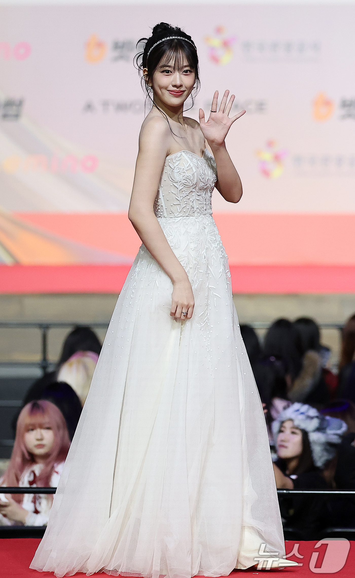 (인천=뉴스1) 김진환 기자 = 걸그룹 아이브의 안유진이 25일 인천 영종도 인스파이어에서 열린 ‘2025 SBS 가요대전' 레드카펫 행사에 참석해 포즈를 취하고 있다. 2025. …