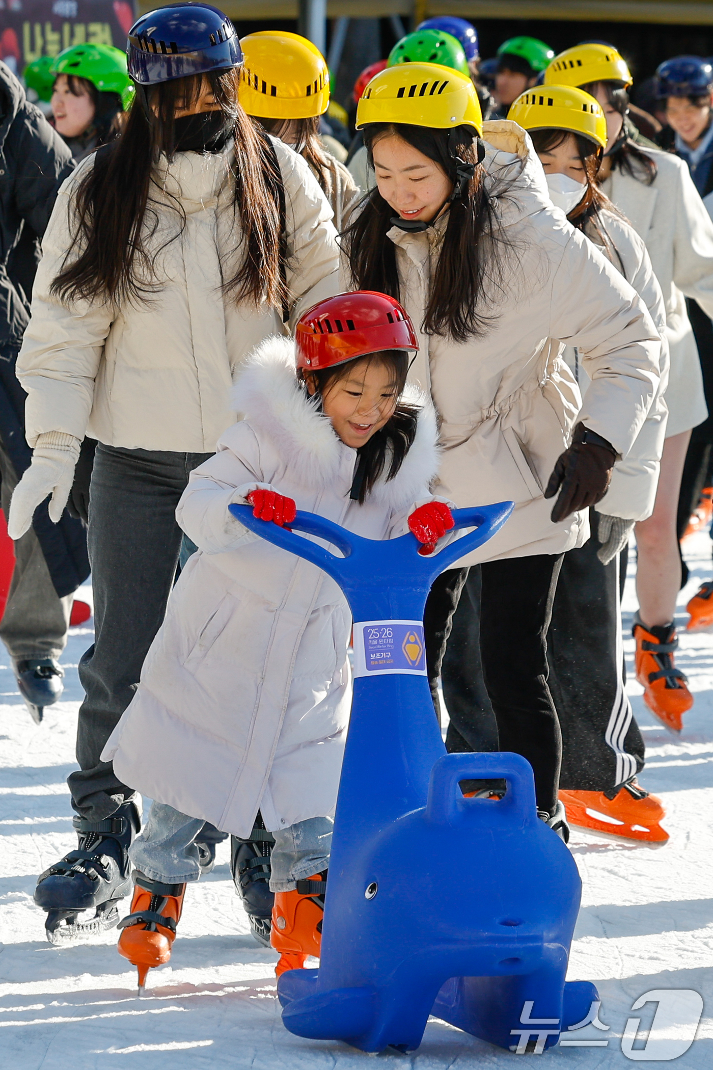 (서울=뉴스1) 안은나 기자 = 크리스마스인 25일 서울광장 스케이트장을 찾은 어린이들이 즐거운 시간을 보내고 있다. 2025.12.25/뉴스1
