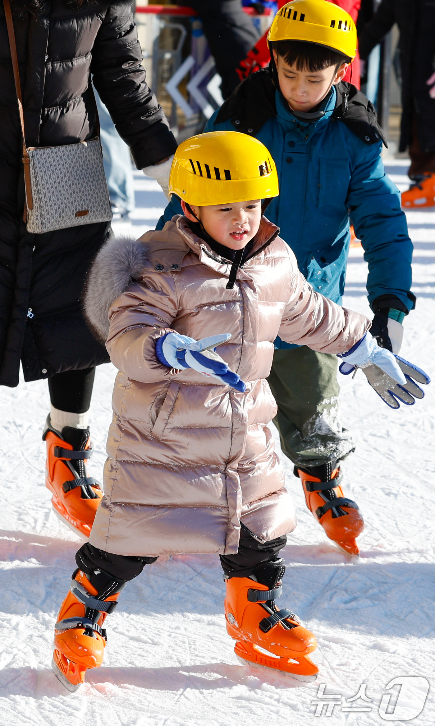 (서울=뉴스1) 안은나 기자 = 크리스마스인 25일 서울광장 스케이트장을 찾은 시민들과 관광객들이 즐거운 시간을 보내고 있다. 2025.12.25/뉴스1