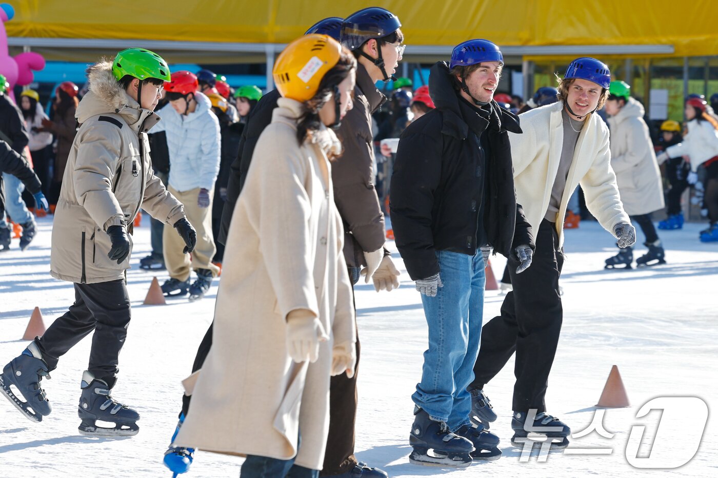 본문 이미지 - 크리스마스인 25일 서울광장 스케이트장을 찾은 시민들과 관광객들이 즐거운 시간을 보내고 있다. 2025.12.25/뉴스1 ⓒ News1 안은나 기자