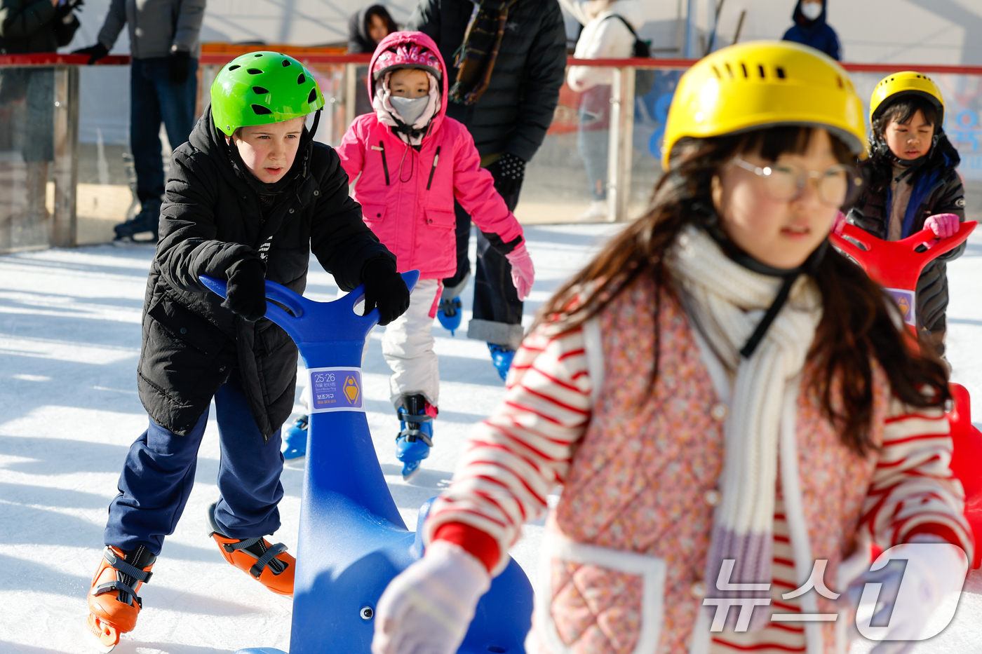 (서울=뉴스1) 안은나 기자 = 크리스마스인 25일 서울광장 스케이트장을 찾은 어린이들이 즐거운 시간을 보내고 있다. 2025.12.25/뉴스1