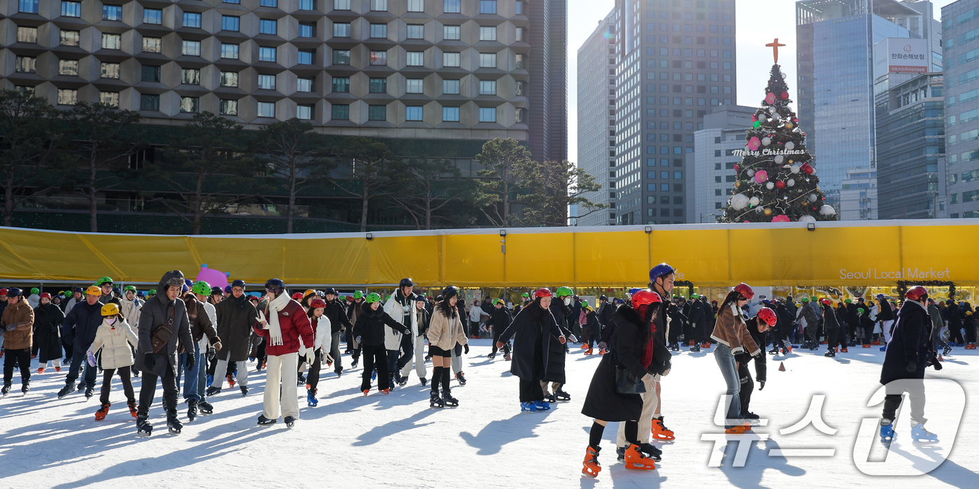 (서울=뉴스1) 안은나 기자 = 크리스마스인 25일 서울광장 스케이트장을 찾은 시민들과 관광객들이 즐거운 시간을 보내고 있다. 2025.12.25/뉴스1