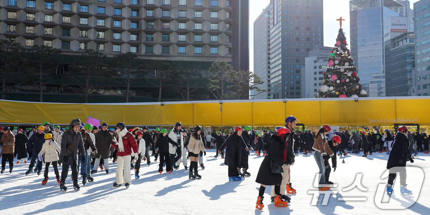 본문 이미지 - 크리스마스인 25일 서울광장 스케이트장을 찾은 시민들과 관광객들이 즐거운 시간을 보내고 있다. 2025.12.25/뉴스1 ⓒ News1 안은나 기자