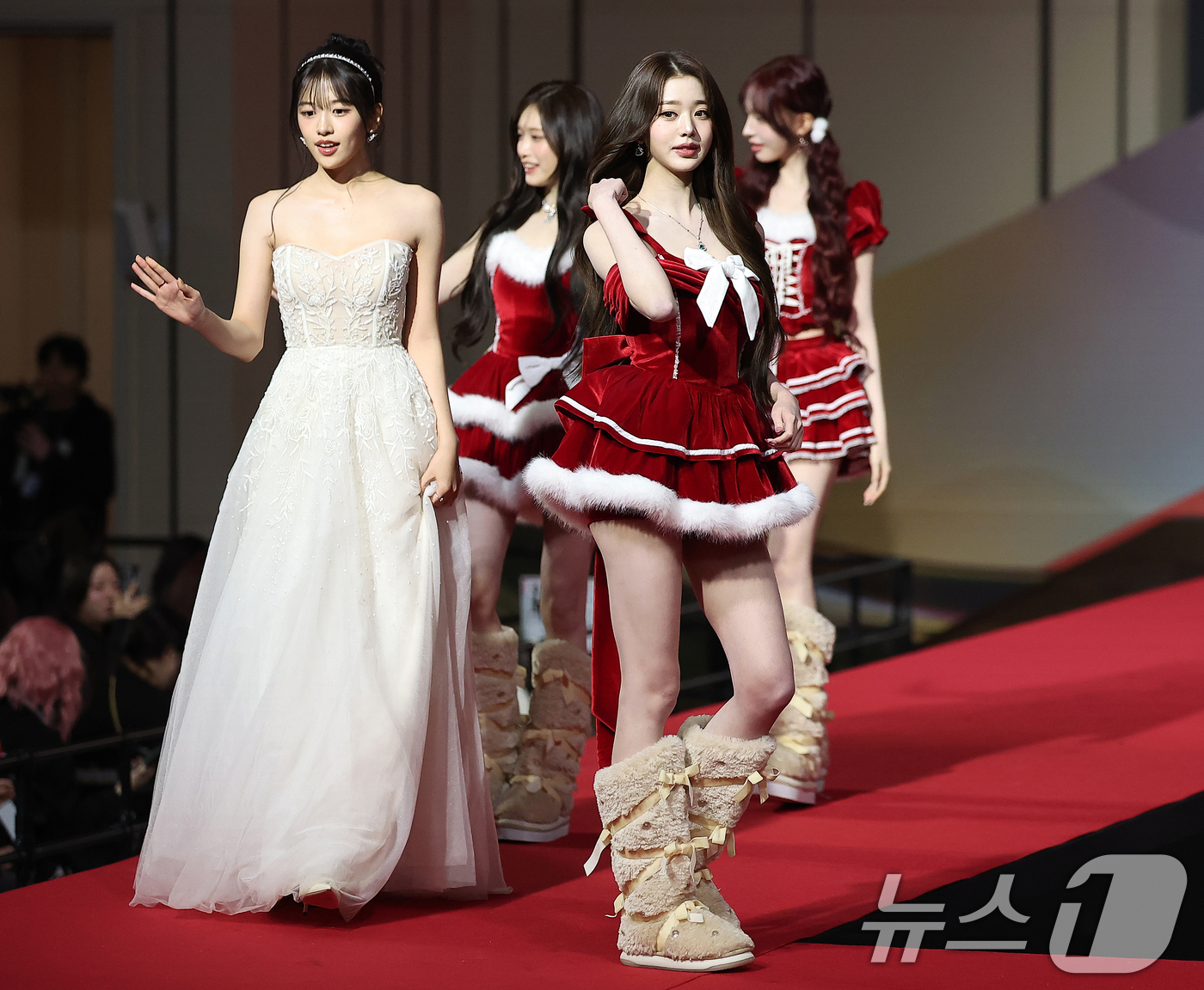 (인천=뉴스1) 김진환 기자 = 걸그룹 아이브의 장원영과 안유진을 비롯한 멤버들이 25일 인천 영종도 인스파이어에서 열린 ‘2025 SBS 가요대전' 레드카펫 행사에 참석하고 있다 …