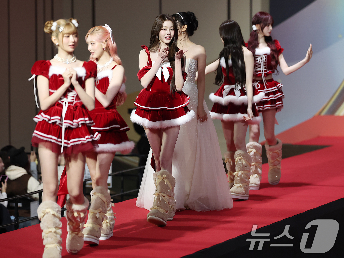 (인천=뉴스1) 김진환 기자 = 걸그룹 아이브의 장원영을 비롯한 멤버들이 25일 인천 영종도 인스파이어에서 열린 ‘2025 SBS 가요대전' 레드카펫 행사에 참석하고 있다. 202 …