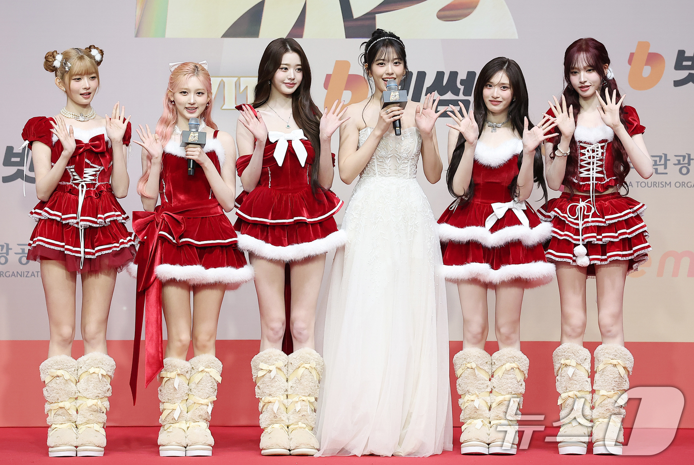 (인천=뉴스1) 김진환 기자 = 걸그룹 아이브 레이(왼쪽부터)와 가을, 장원영, 안유진, 이서, 리즈가 25일 인천 영종도 인스파이어에서 열린 ‘2025 SBS 가요대전' 레드카펫 …