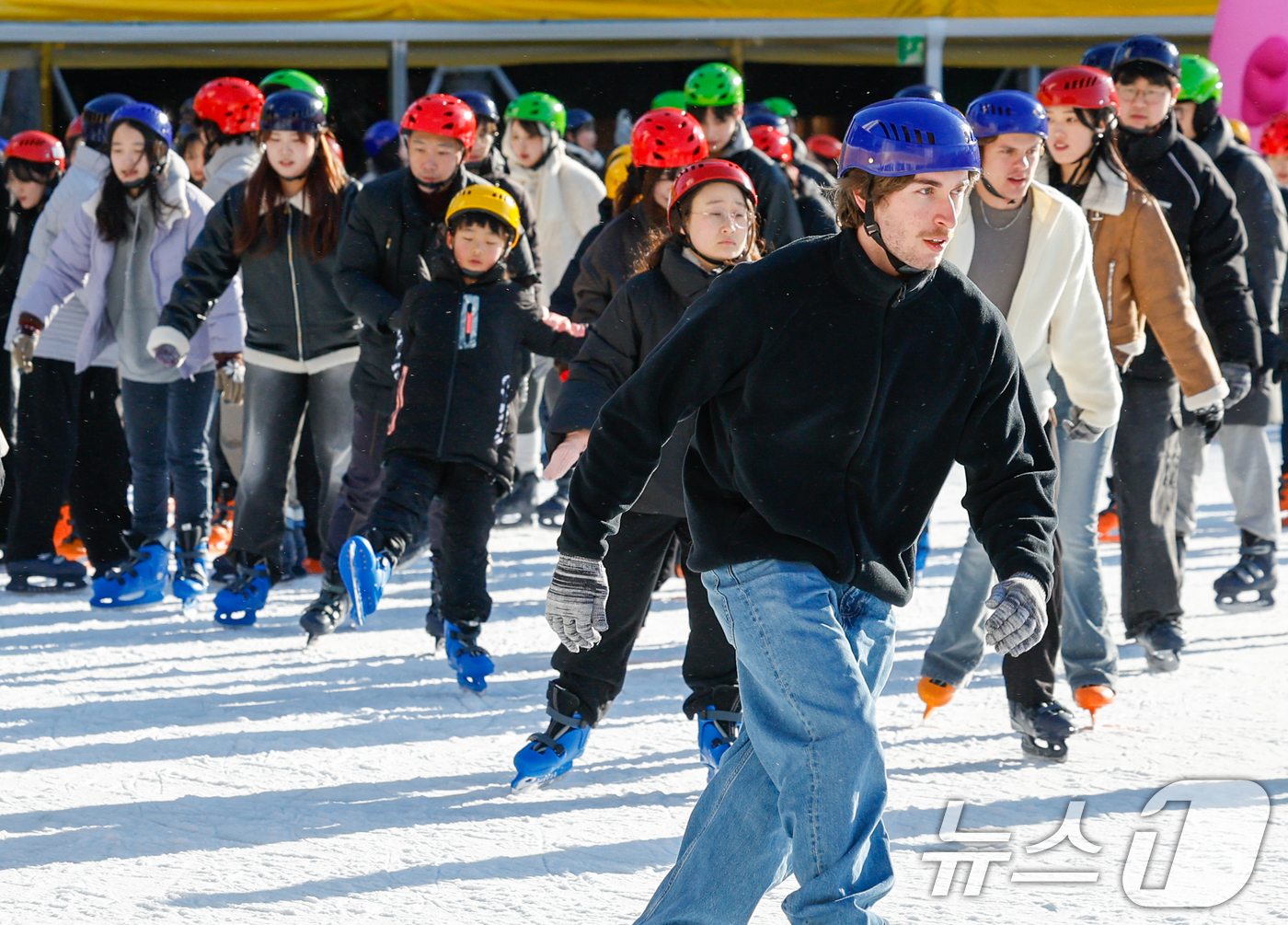 (서울=뉴스1) 안은나 기자 = 크리스마스인 25일 서울광장 스케이트장을 찾은 시민들과 관광객들이 즐거운 시간을 보내고 있다. 2025.12.25/뉴스1